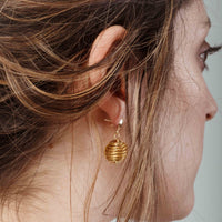 עגילי לאורה