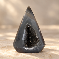 ׳יהלומי׳ אגת ג׳אוד עם גבישי קוורץ